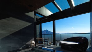 ห้องสวีท (Sky Resort, High Floor) | ห้องน้ำ | อ่างอาบน้ำและฝักบัวแยกจากกัน, อ่างแช่น้ำพุร้อน, ของใช้ในห้องน้ำฟรี