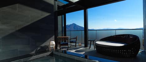 ห้องสวีท (Sky Resort, High Floor) | ห้องน้ำ | อ่างอาบน้ำและฝักบัวแยกจากกัน, อ่างแช่น้ำพุร้อน, ของใช้ในห้องน้ำฟรี