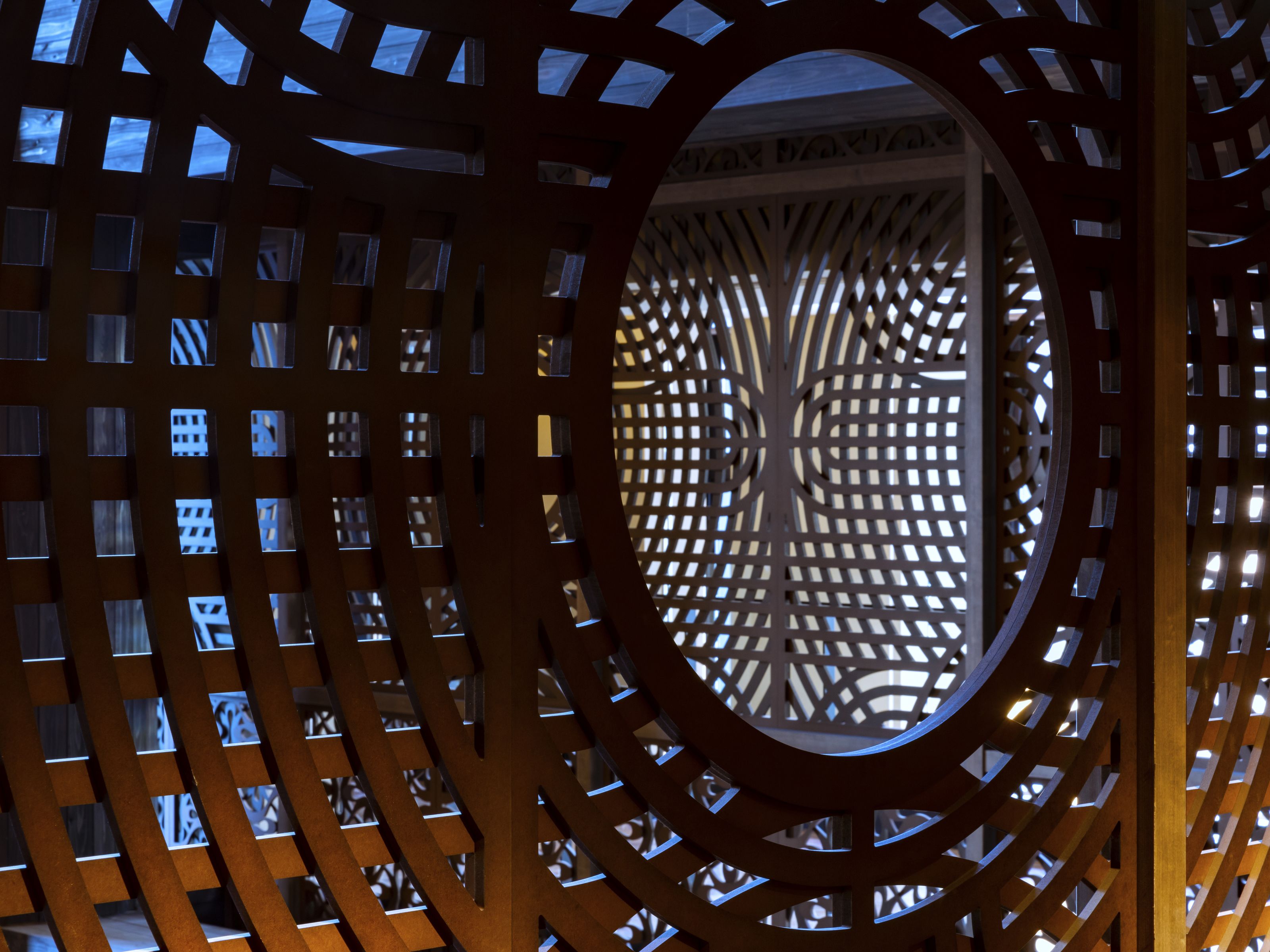 Un elemento arquitectónico circular con diseño de celosía.