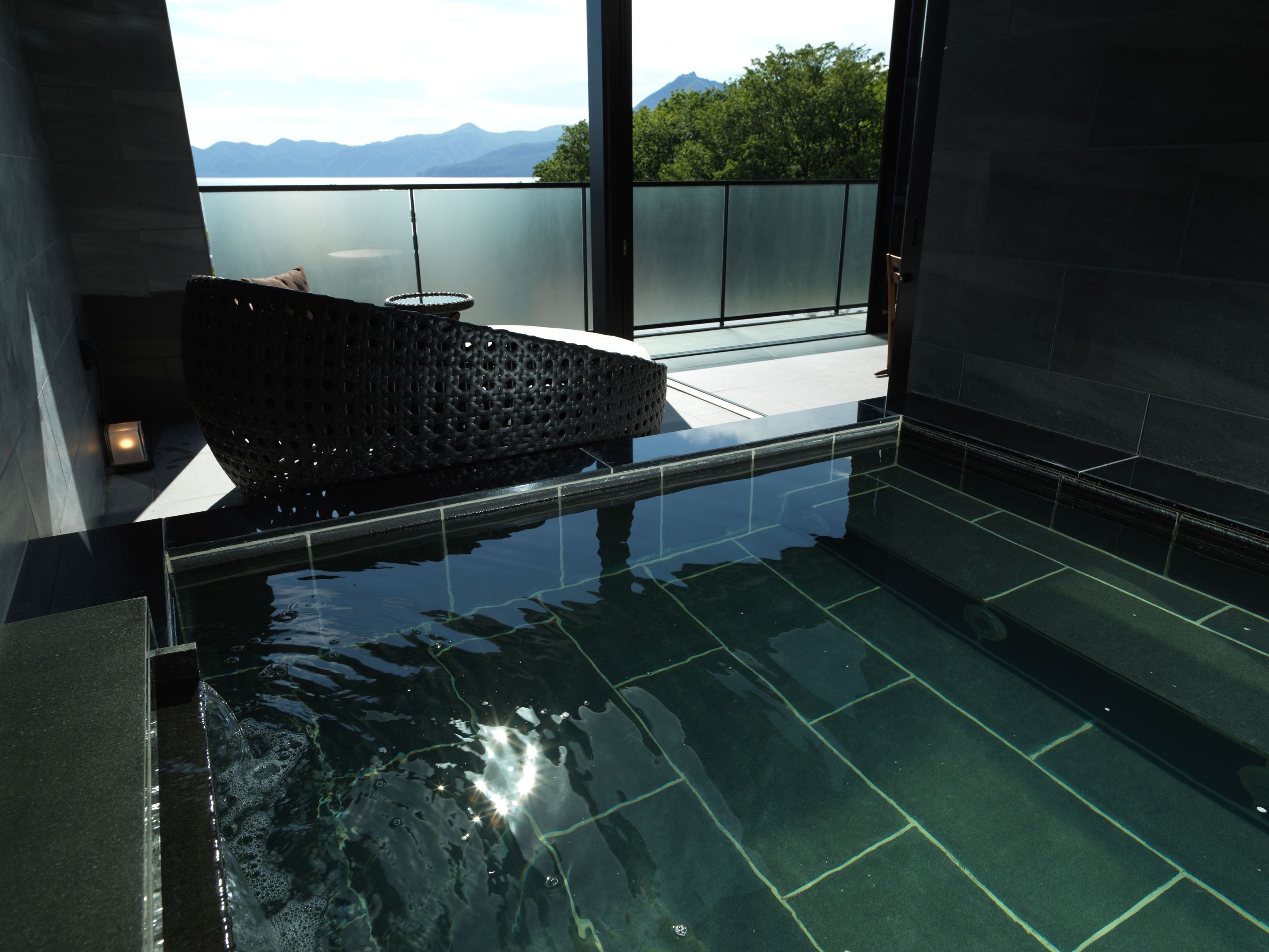 Separate tub and shower, spring water tub, free toiletries, hair dryer