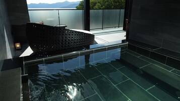 Separate tub and shower, spring water tub, free toiletries, hair dryer