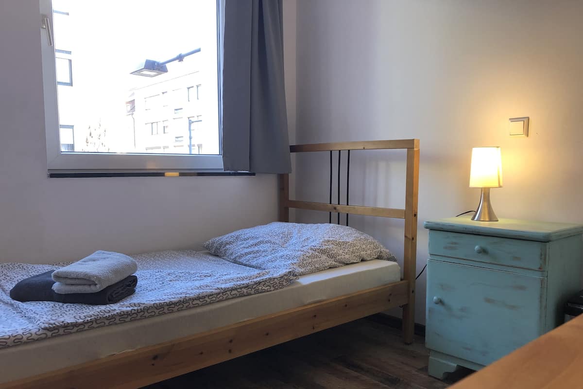 Single Room | Blackout drapes, soundproofing, WiFi (free), bed sheets