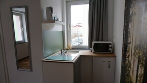 Habitación básica con 2 camas individuales, 2 camas individuales, para no fumadores, refrigerador | Cocina privada
