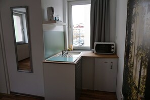 Basic Twin Room, 2 Twin Beds, Non Smoking, Refrigerator | Private kitchen | Fridge, stovetop, electric kettle, cookware/dishes/utensils - Mitte 24 (Neu-Ulm)