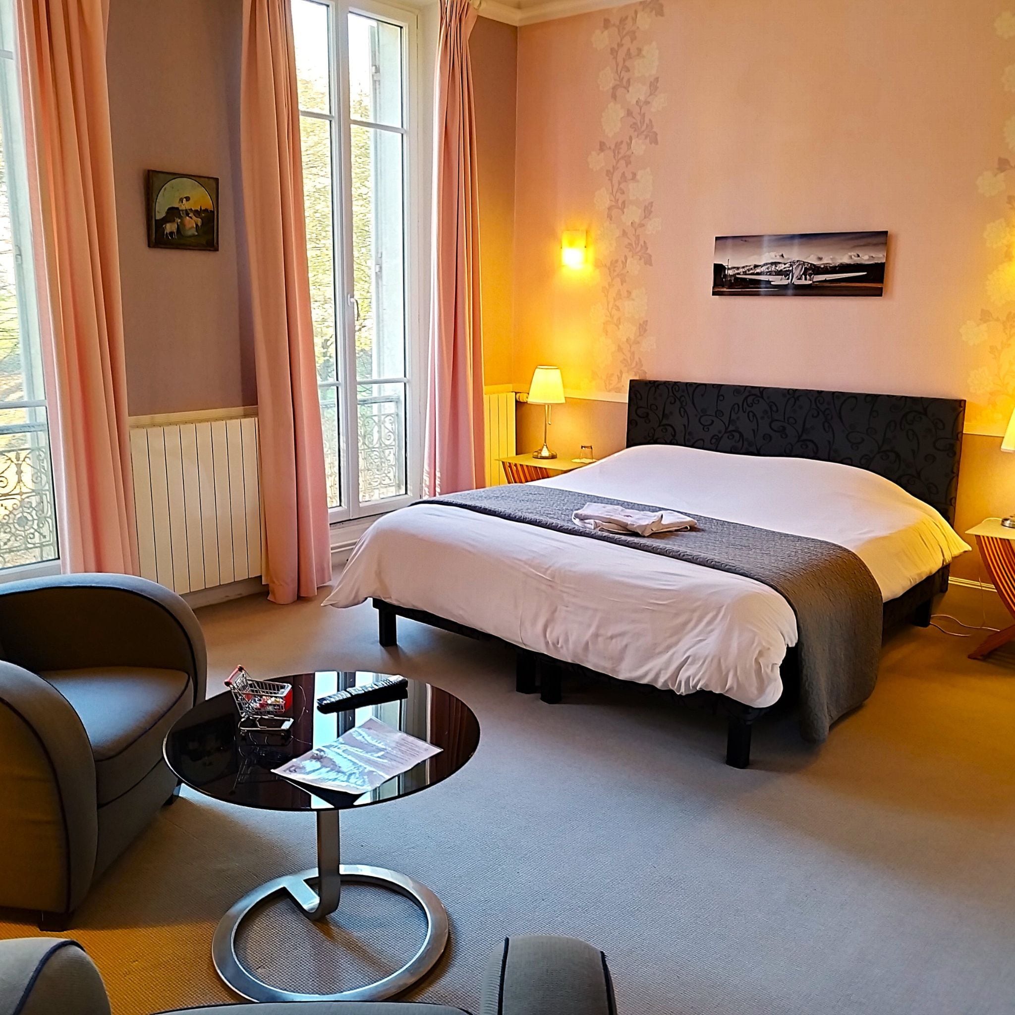 Premium bedding, desk, blackout curtains, free WiFi