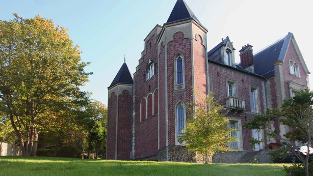 A large, historic building with a prominent tower and multiple windows. - Les Tourelles de Thun (Meulan-en-Yvelines)