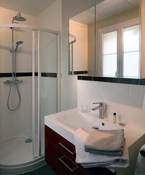 Classic-Einzelzimmer, 1 Einzelbett, Nichtraucher (Chambre 3) | Badezimmer | Kostenlose Toilettenartikel, Haartrockner, Handtücher, Seife