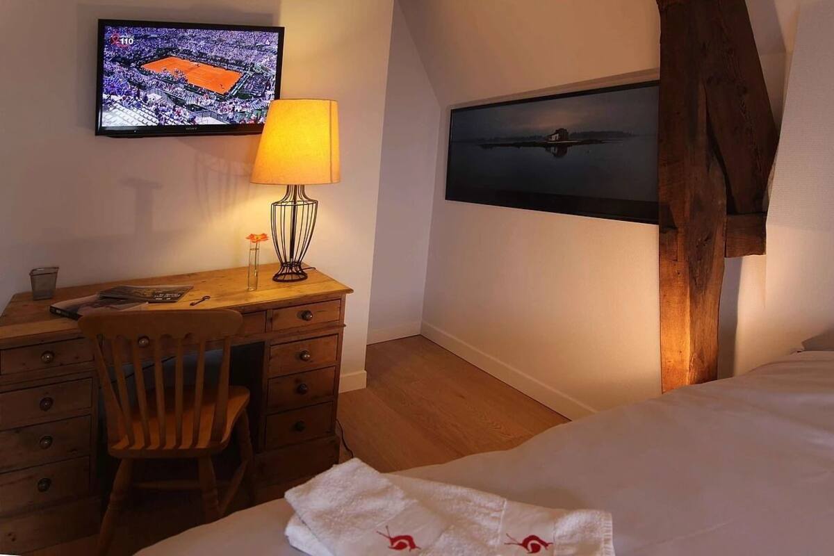 Room, 1 King Bed, Non Smoking (Hector) | Premium bedding, desk, blackout curtains, travel cot