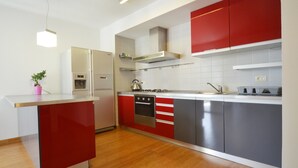Apartment | Dapur peribadi | Peti sejuk, ketuhar, dapur, alat memasak/pinggan mangkuk/perkakas dapur 