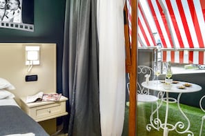 Frigobar, cofres nos quartos, escrivaninha, cortinas blackout