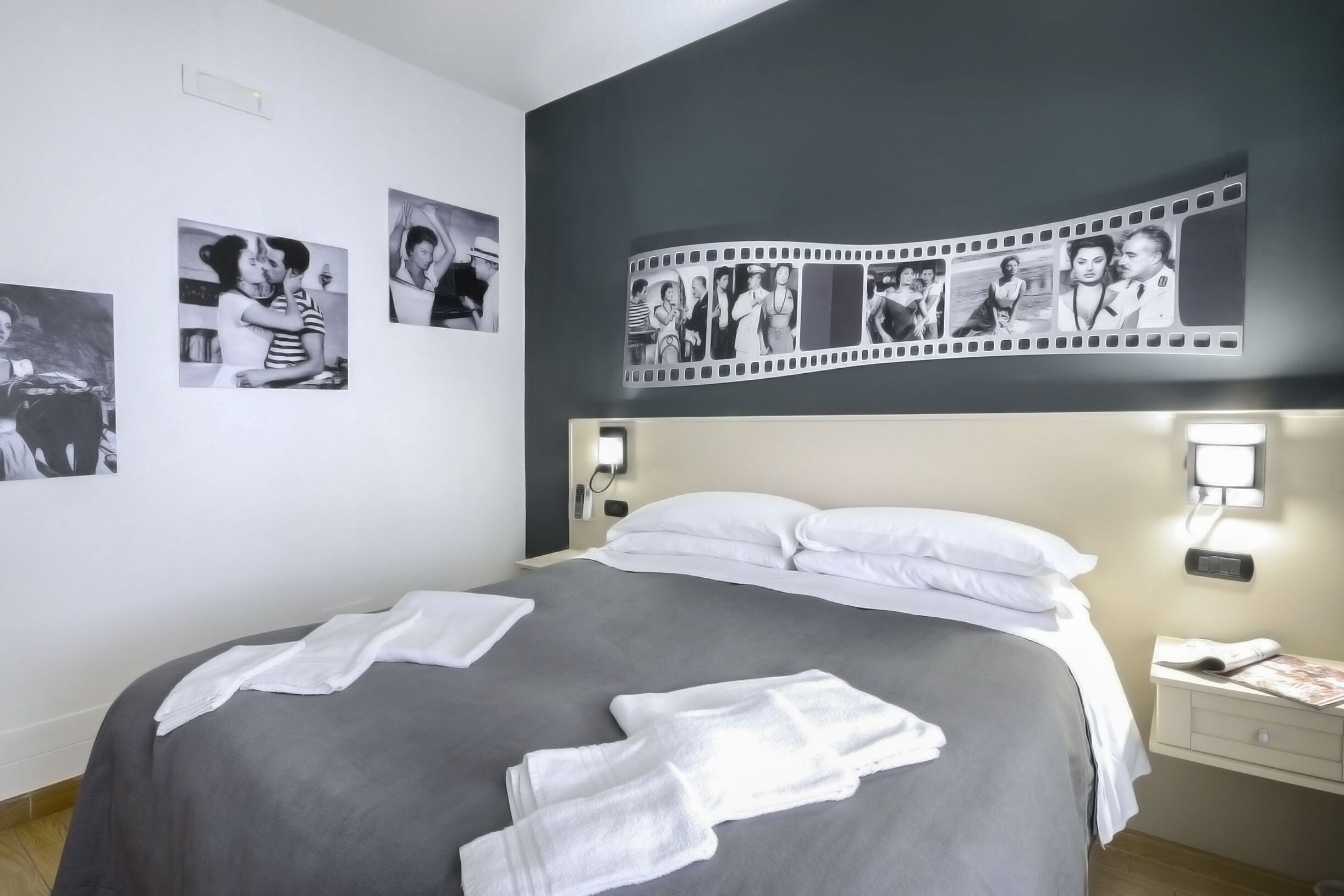 ミニバー、セーフティボックス (室内)、デスク、遮光カーテン