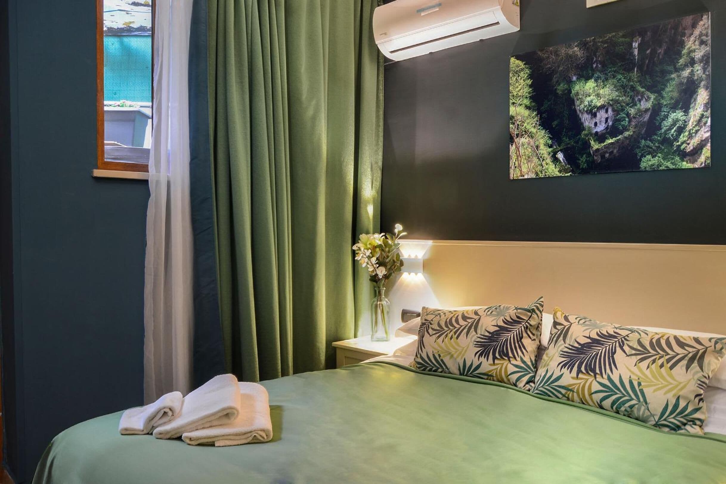 Minibar, caixa forta a l'habitació, escriptori i cortines opaques 