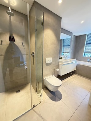 Separate bathtub and shower, free toiletries, hair dryer, towels - Warwick 501 (Cape Town)