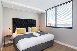 Premier Apartment | 2 bedrooms, desk, iron/ironing board, cribs/infant beds - Warwick 501 (Cape Town)
