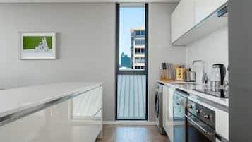 Premier Apartment | Private kitchen | Fridge, microwave, oven, stovetop