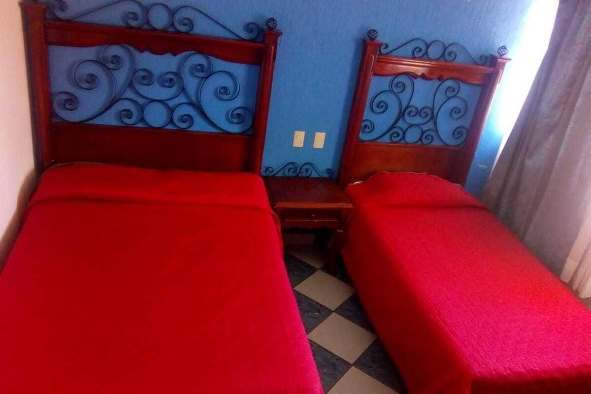 Kolmen hengen huone | Pimennysverhot, ilmainen Wi-Fi, vuodevaatteet