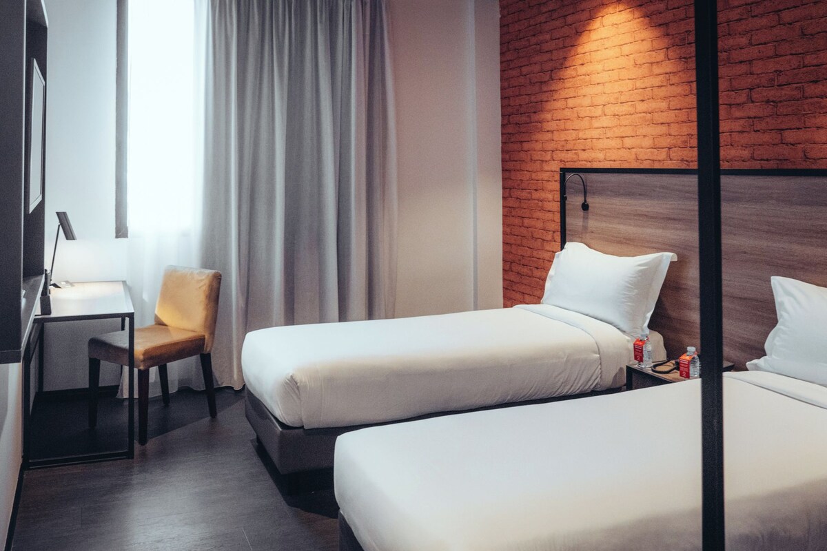 Superior Twin Room | Premium bedding, in-room safe, desk, laptop workspace