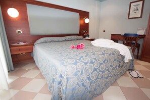 Apartamento, 1 habitación, terraza, vistas al mar | Caja fuerte, escritorio, cortinas opacas y sistema de insonorización