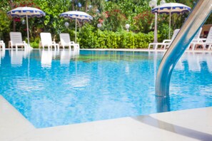 Indoor pool, seasonal outdoor pool, pool umbrellas, sun loungers - Residence Costazzurra (Grottammare)