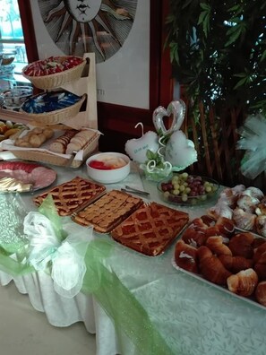 Morgenmadsbuffet hver dag (4 EUR pr. person)