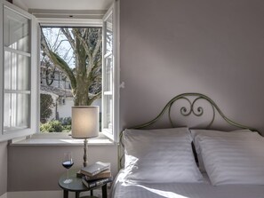 Kamar Superior | Seprai premium, selimut bulu angsa, dan meja kerja