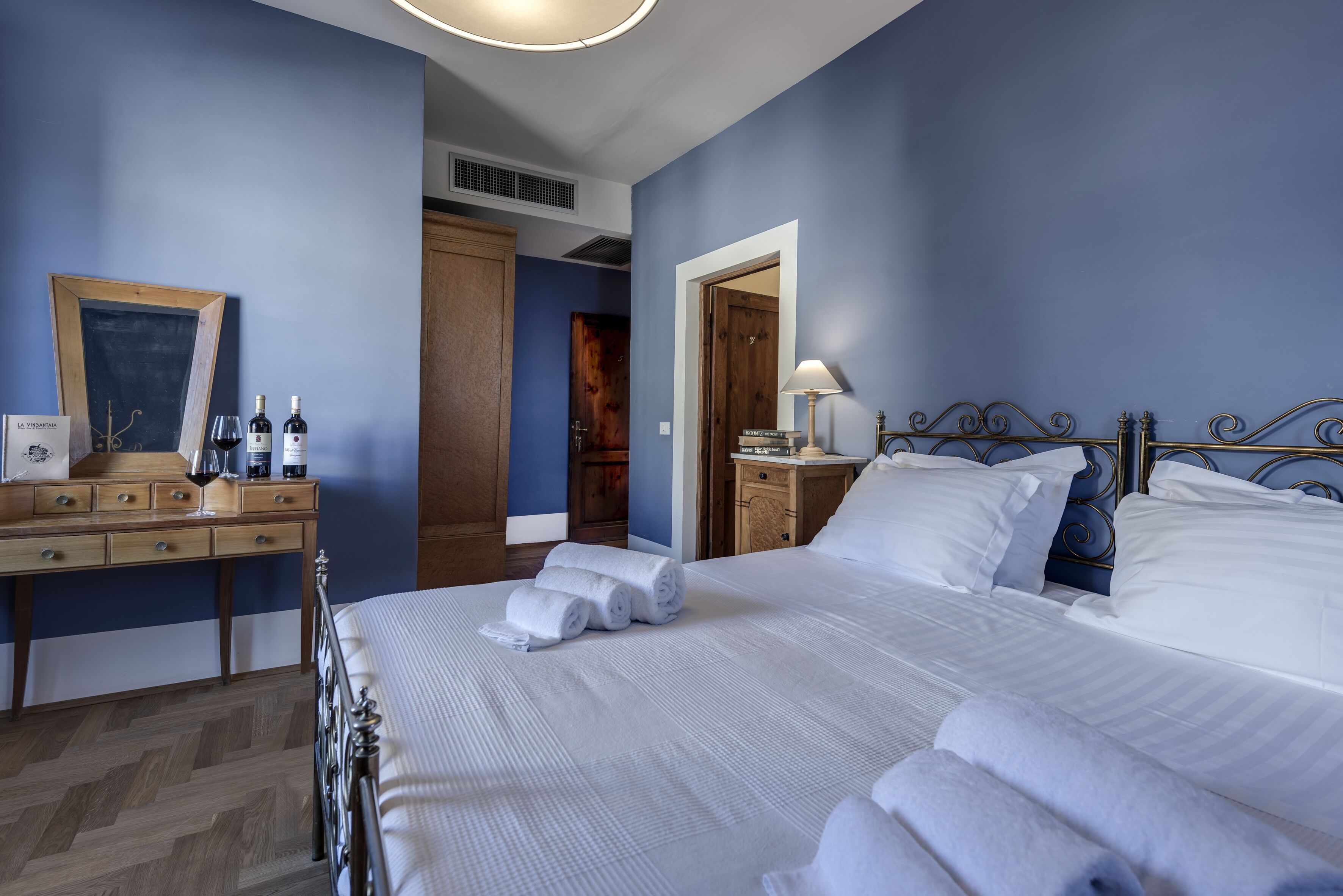 Superior-huone | Ylelliset vuodevaatteet, untuvapeitot, työpöytä