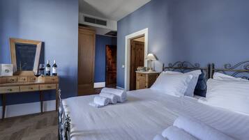 Superior-Zimmer | Hochwertige Bettwaren, Daunenbettdecken, Schreibtisch