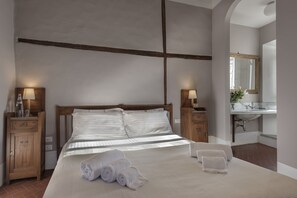 Habitación superior | Ropa de cama de alta calidad, edredón y escritorio 