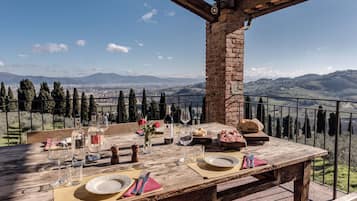 Aperto a pranzo e cena, cucina italiana