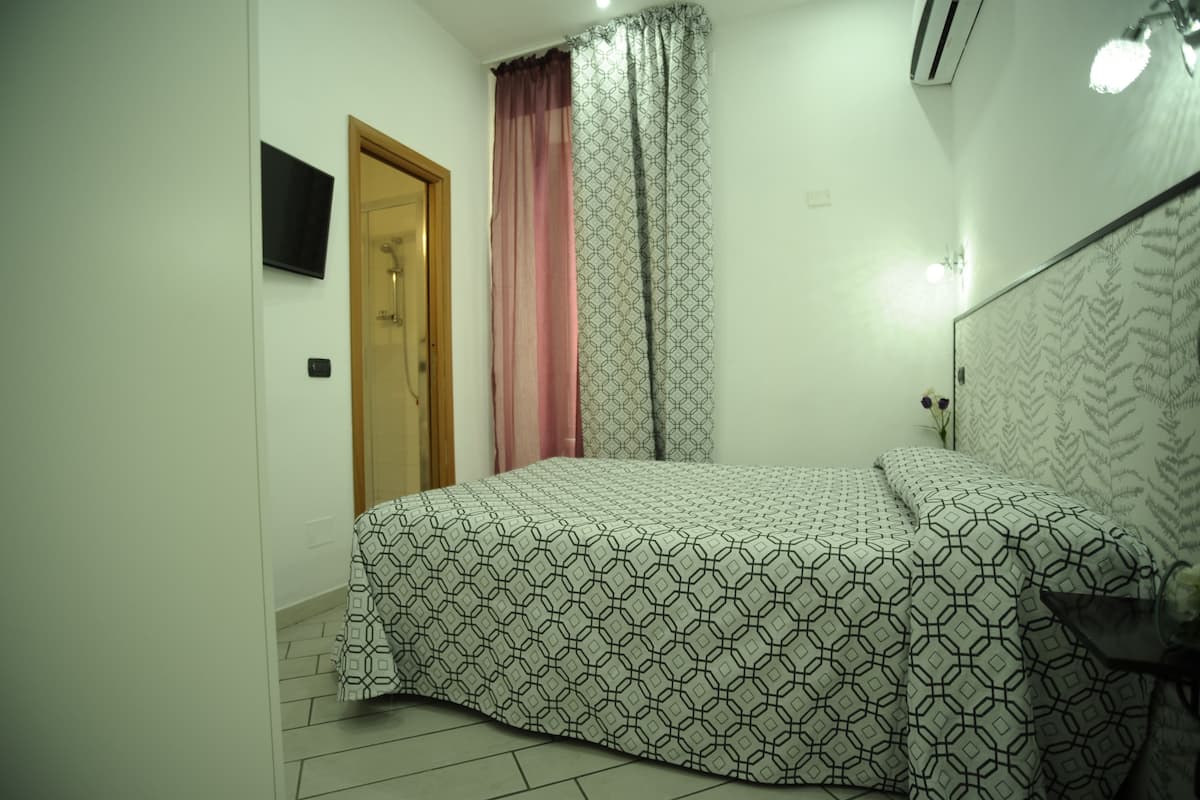 Basic-Doppelzimmer, Balkon | 1 Schlafzimmer, Schreibtisch, Zustellbetten, kostenloses WLAN