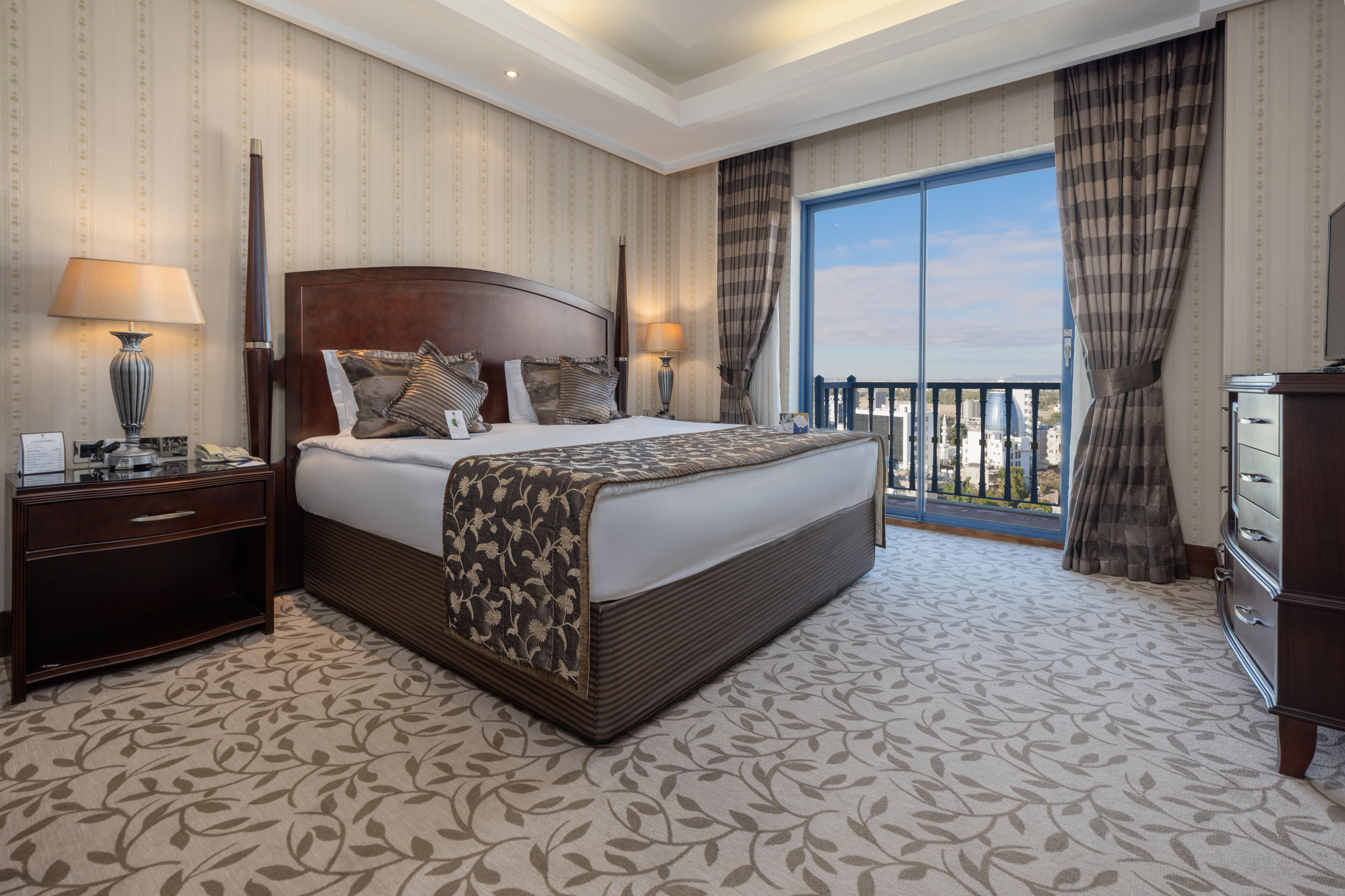 deluxe suite | 1 bedroom, premium bedding, down duvets, minibar