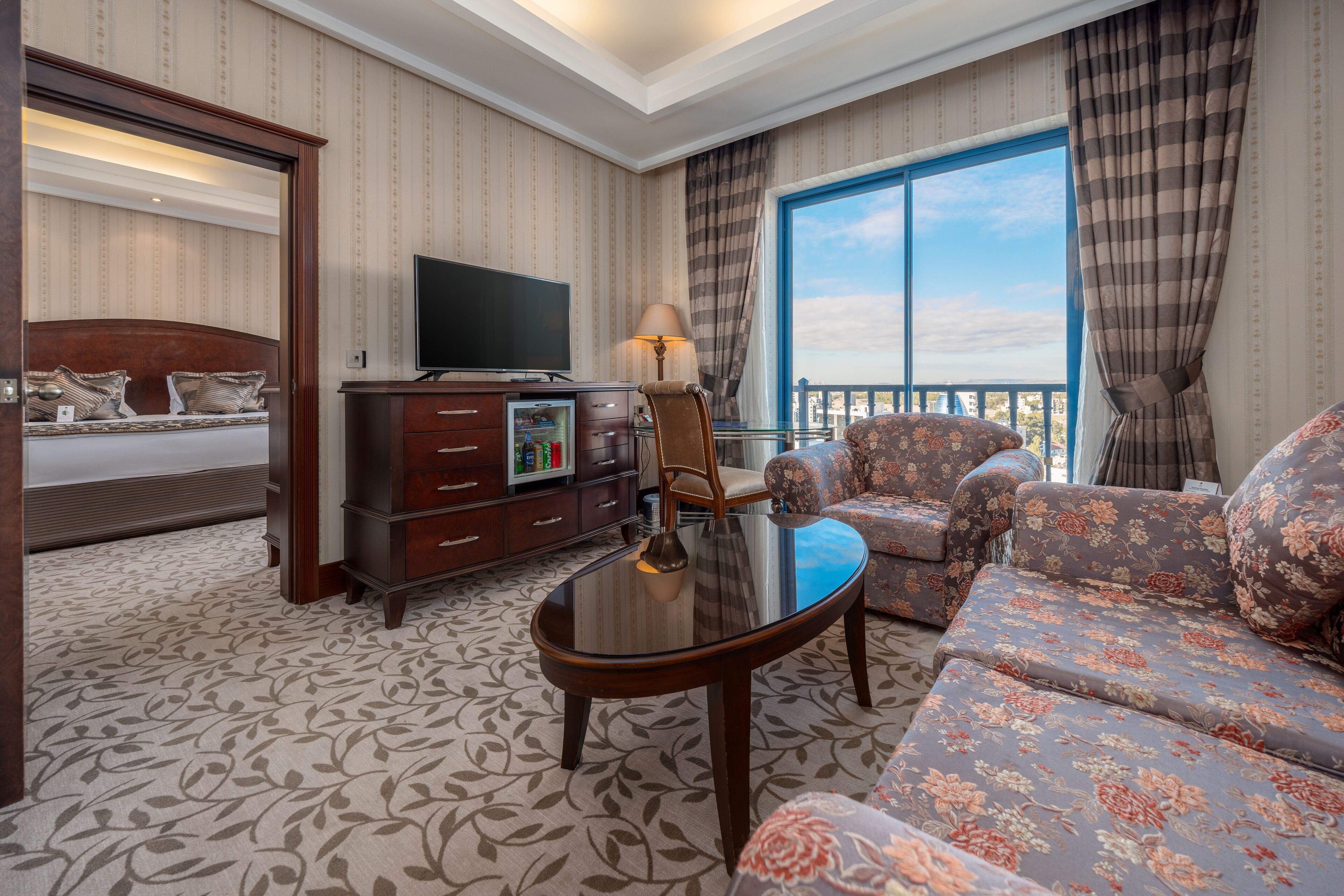 deluxe suite | living area | flat-screen tv