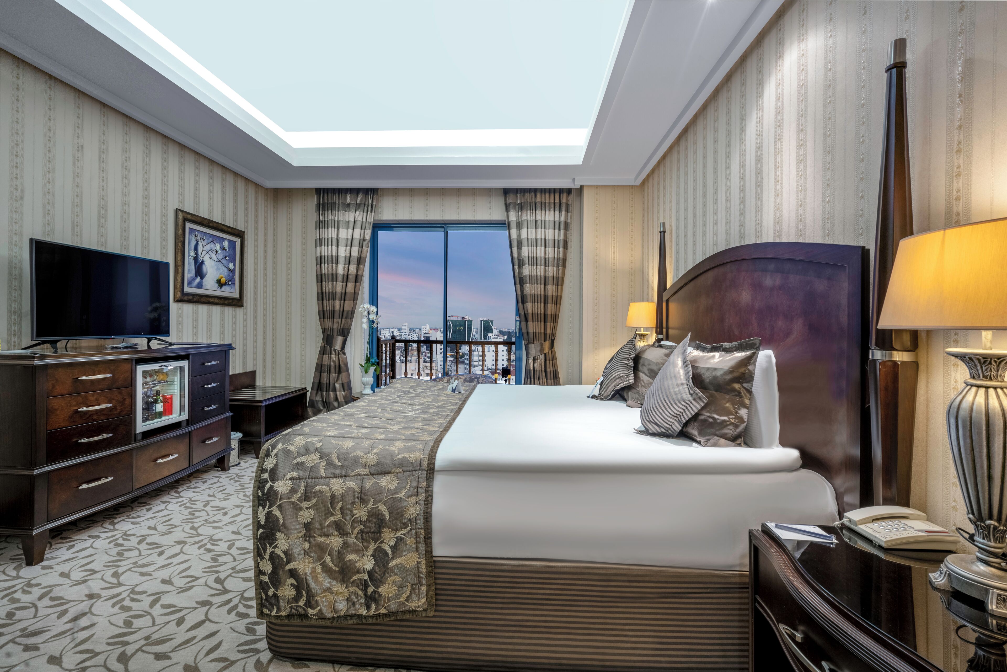 deluxe suite | 1 bedroom, premium bedding, down duvets, minibar