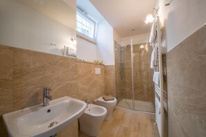 Departamento de lujo, 1 habitación | Baño | Amenidades de baño gratuitas, secadora de cabello, pantuflas, bidet 