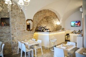 Desayuno buffet (EUR 15 por persona) 