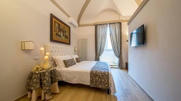 1 sovrum, sängtillbehör av högsta kvalitet, minibar och unika möbler