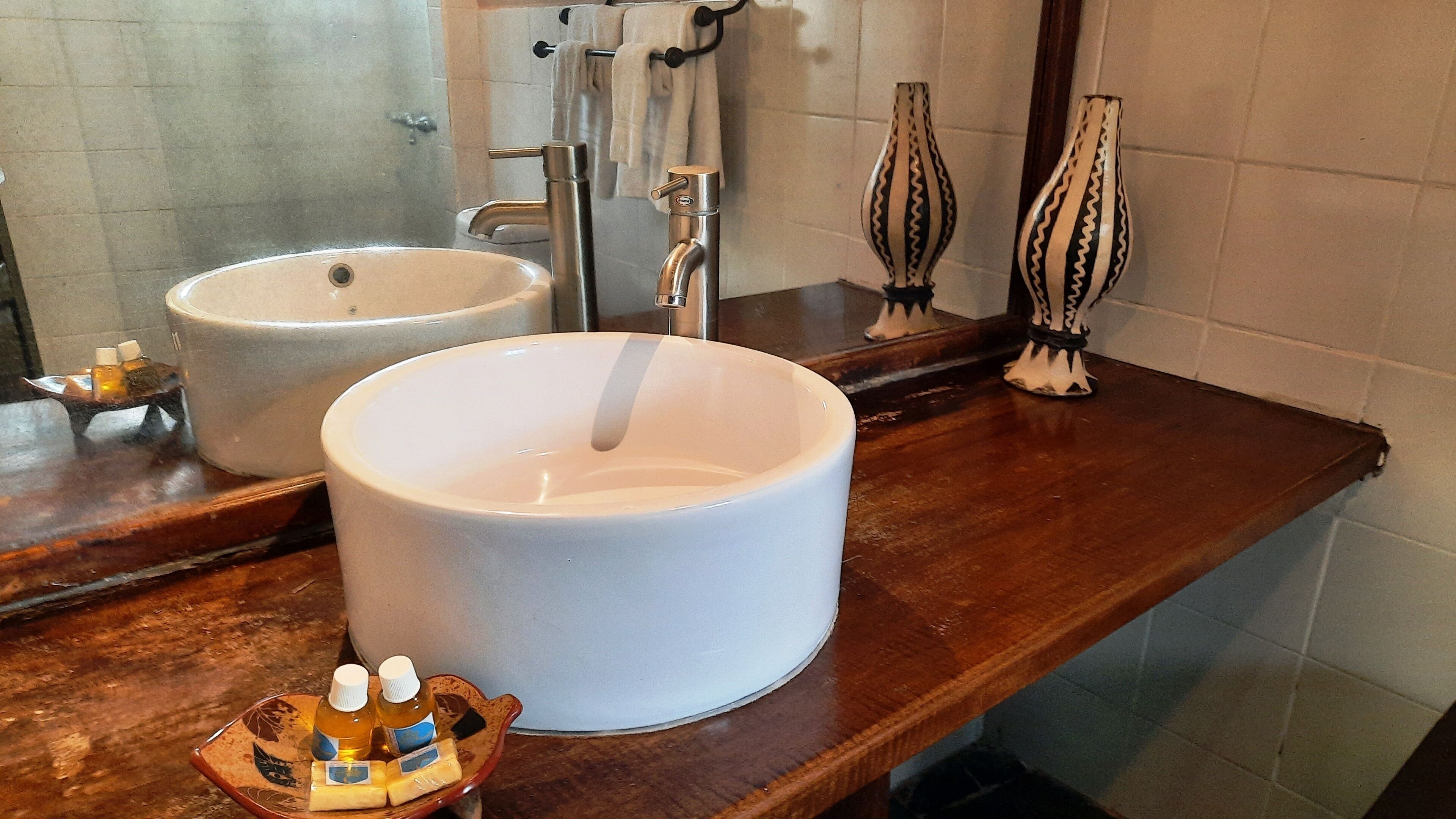 standard double room, 1 king bed, accessible, non smoking | bathroom | free toiletries, towels