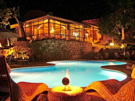 Una piscina al aire libre. Los Almendros de San Lorenzo