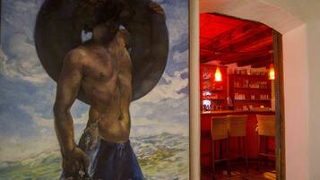Un tableau représentant un homme portant un grand chapeau, un comptoir de bar avec des étagères remplies de bouteilles et un sol carrelé.