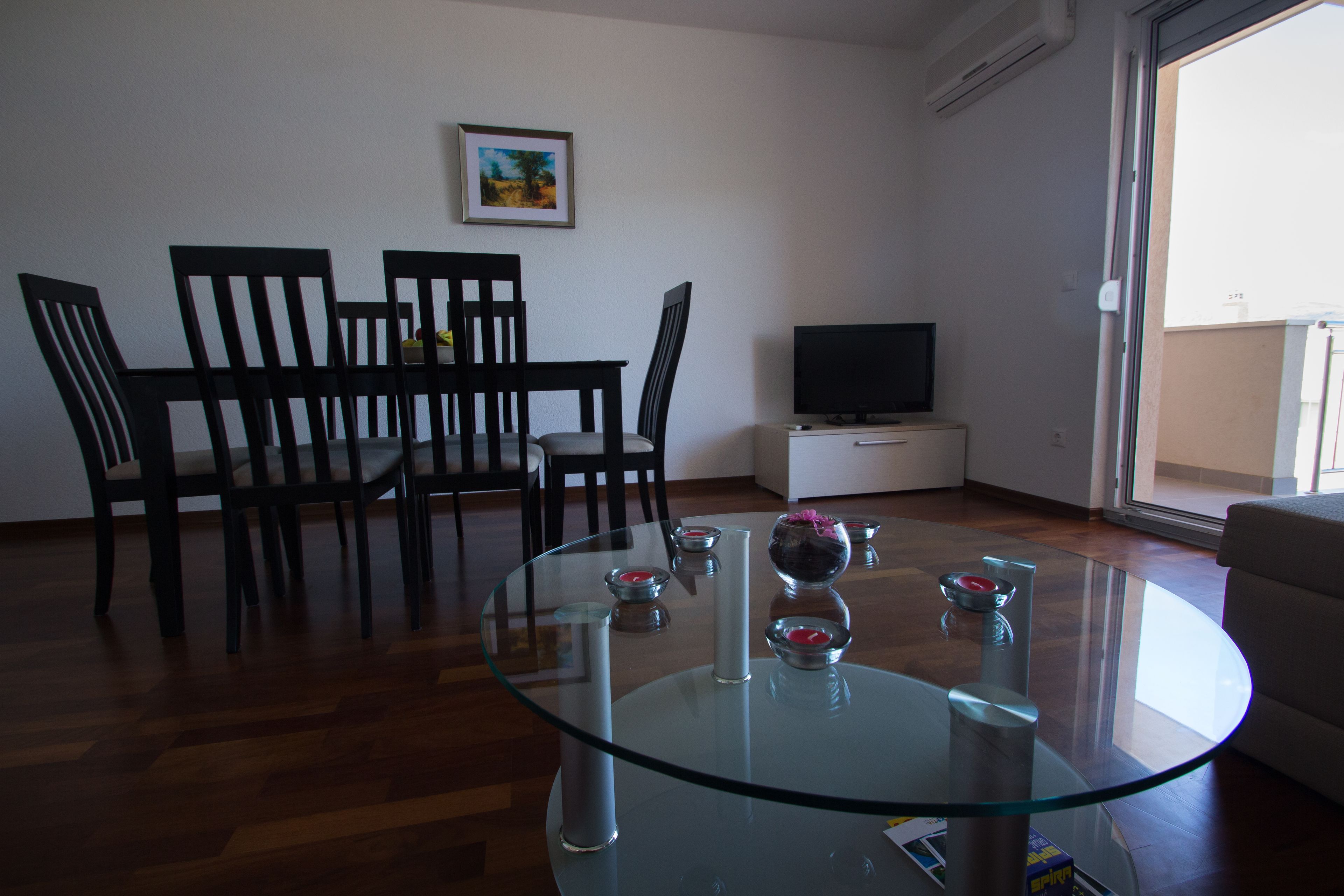 Familienapartment, Meerblick | Wohnbereich | Flachbildfernseher