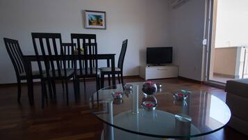 Familienapartment, Meerblick | Wohnbereich | Flachbildfernseher