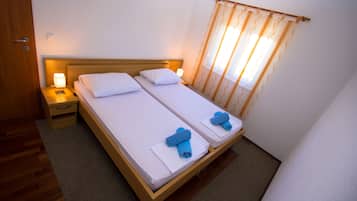 1 Schlafzimmer, hochwertige Bettwaren, Schreibtisch