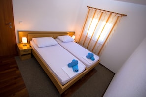 1 bedroom, premium bedding, desk, blackout curtains - Apartments Kelic (Okrug)