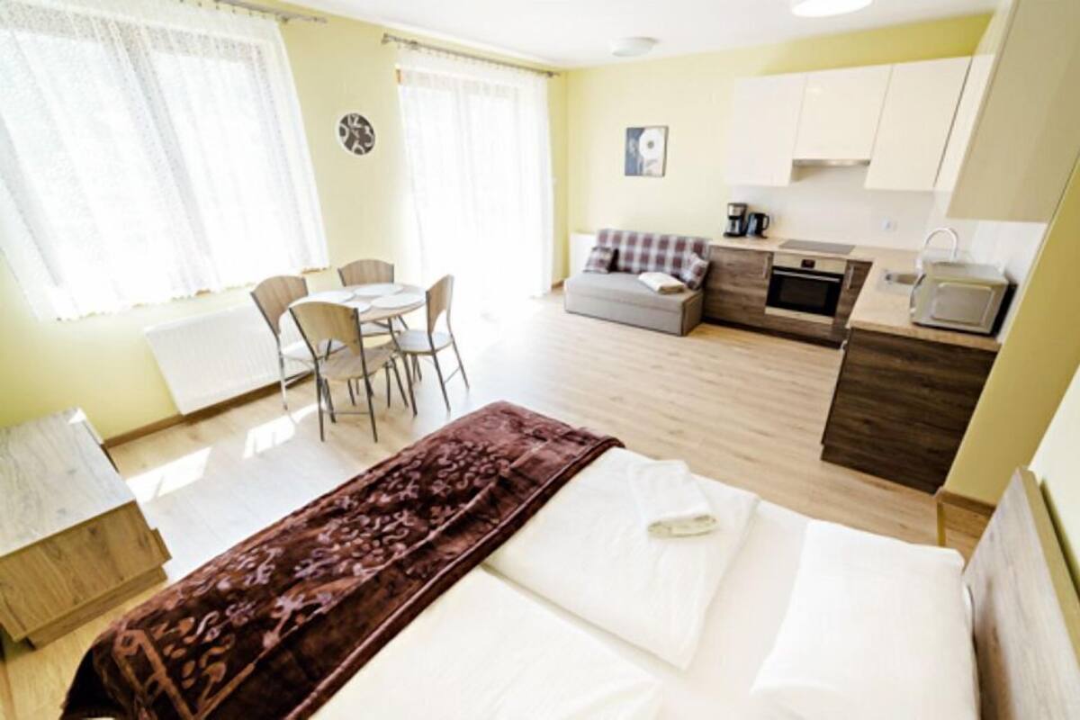 Apartment (7/45) | Blackout drapes, iron/ironing board, cribs/infant beds, free WiFi