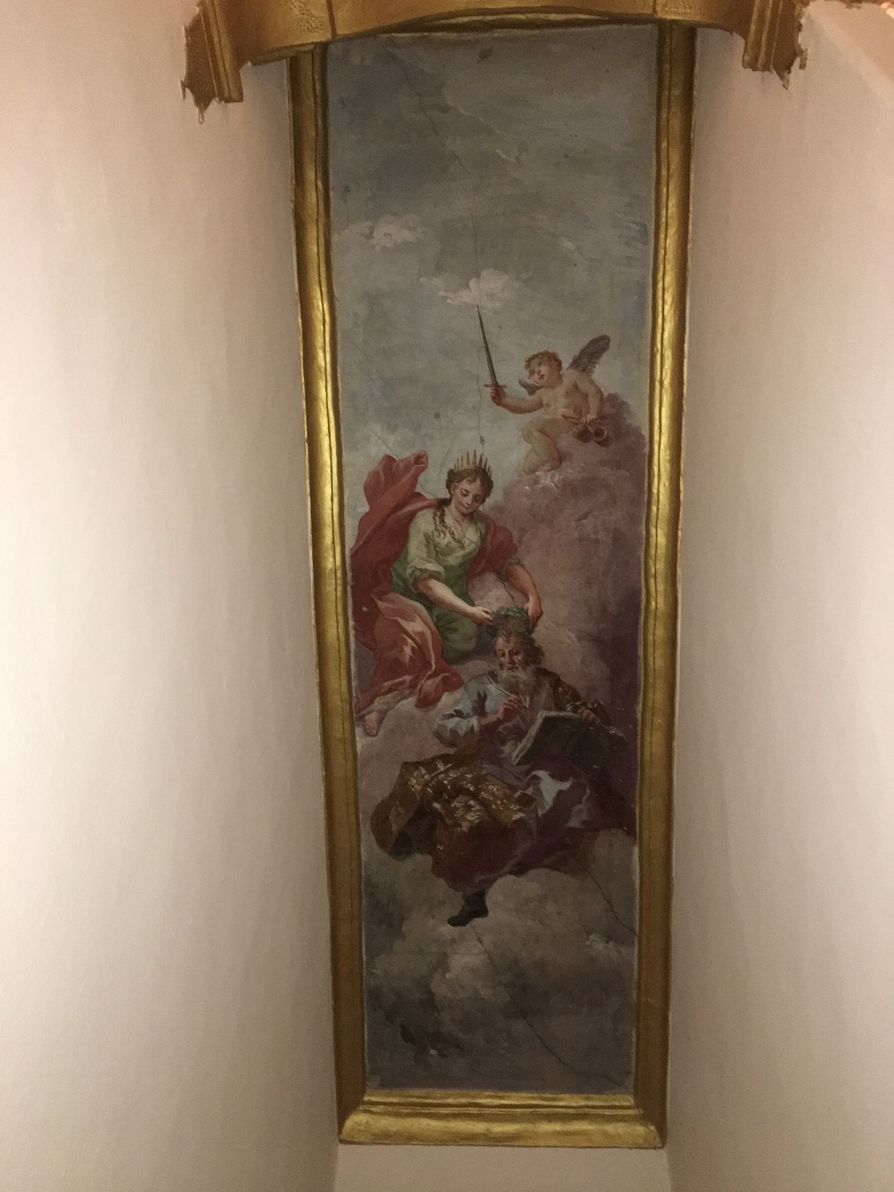 Een lijst met een schilderij van een mythologische scène met een vleugelfiguur en een zittende figuur.