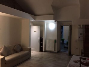 Comfort Double Room, Patio, Ground Floor | 1 bedroom, minibar, soundproofing, free WiFi