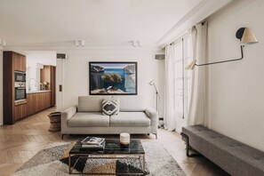 55-inch flat-screen TV with cable channels, TV, Netflix - HIGHSTAY - Luxury Serviced Apartments - Place Vendôme (Paris)