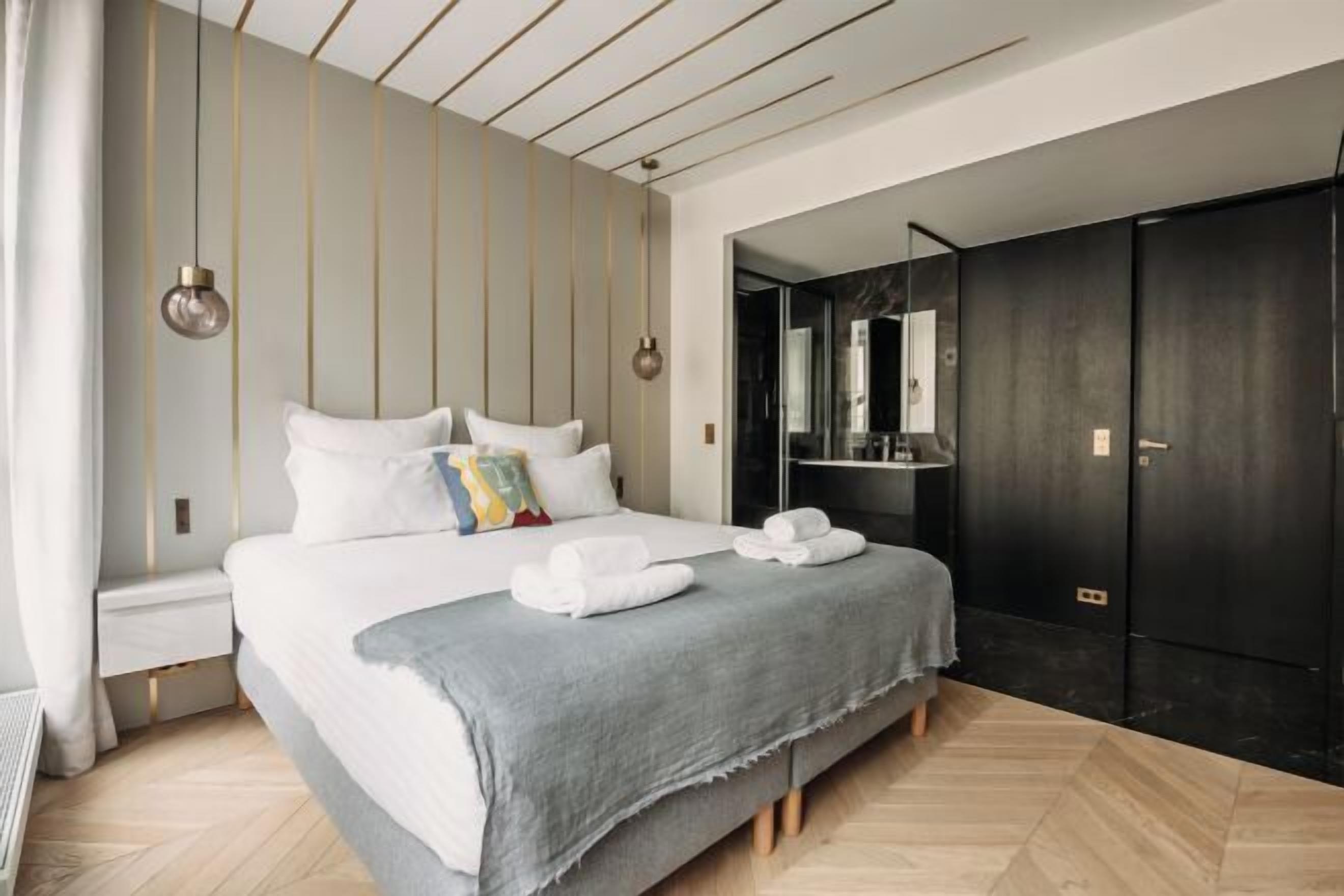Luxe beddengoed, pillowtop-bedden, een kluis op de kamer