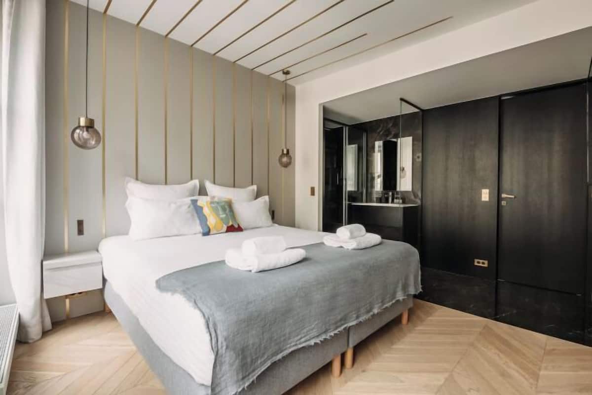 Premium bedding, pillow-top beds, in-room safe, laptop workspace