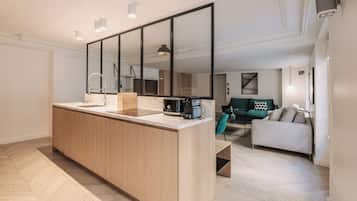 Refrigerador con freezer, microondas, horno, placa de cocina